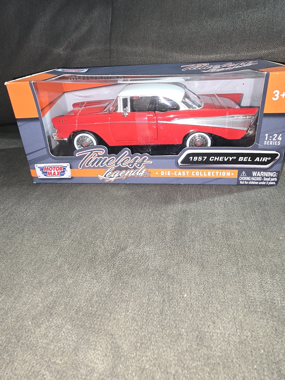 Motor Max Timeless Legends 1957 Chevy Bel Air 1:24 Die-Cast - Red & White